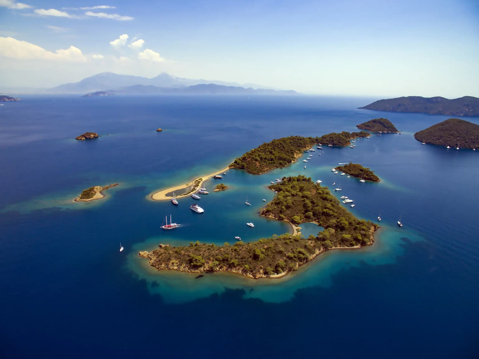 Die Inseln Yassıca in Göcek mit Blick auf das blaue Meer