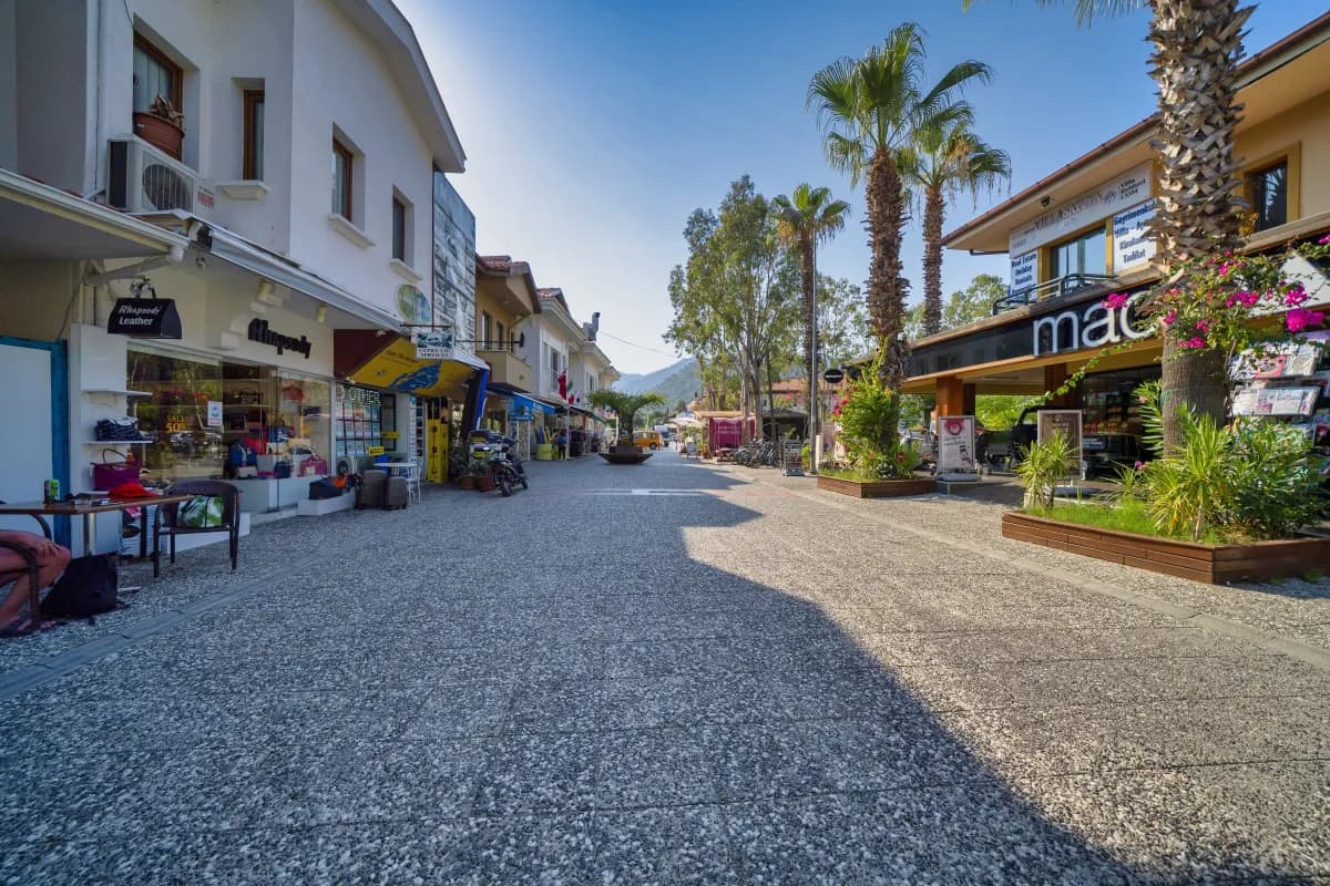 Eine lebhafte und farbenfrohe Straße im Basar von Göcek; lokale Geschäfte, Boutiquen und Cafés. Ein Einkaufs- und Treffpunkt für Segler und Urlauber.