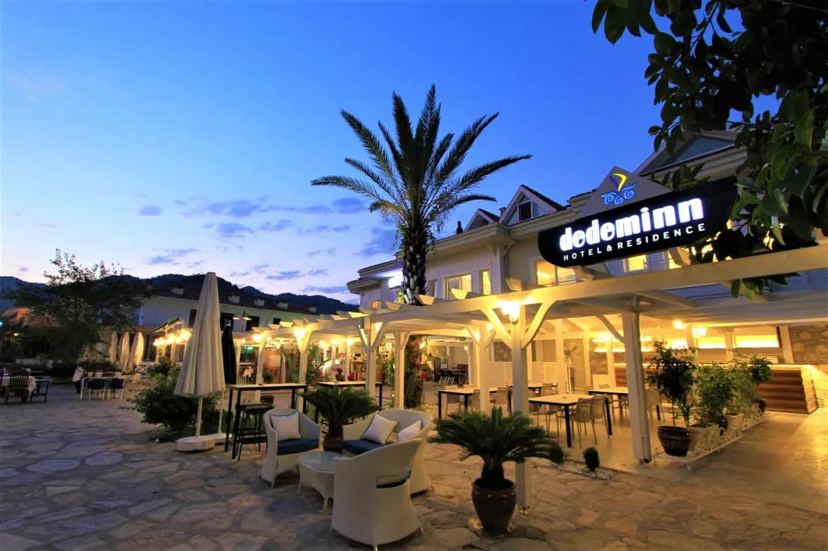 Göcek merkezinde, marinaya bakan Dedeminn Marina Otel. Çarşıya ve restoranlara yürüme mesafesinde, butik bir konaklama deneyimi.