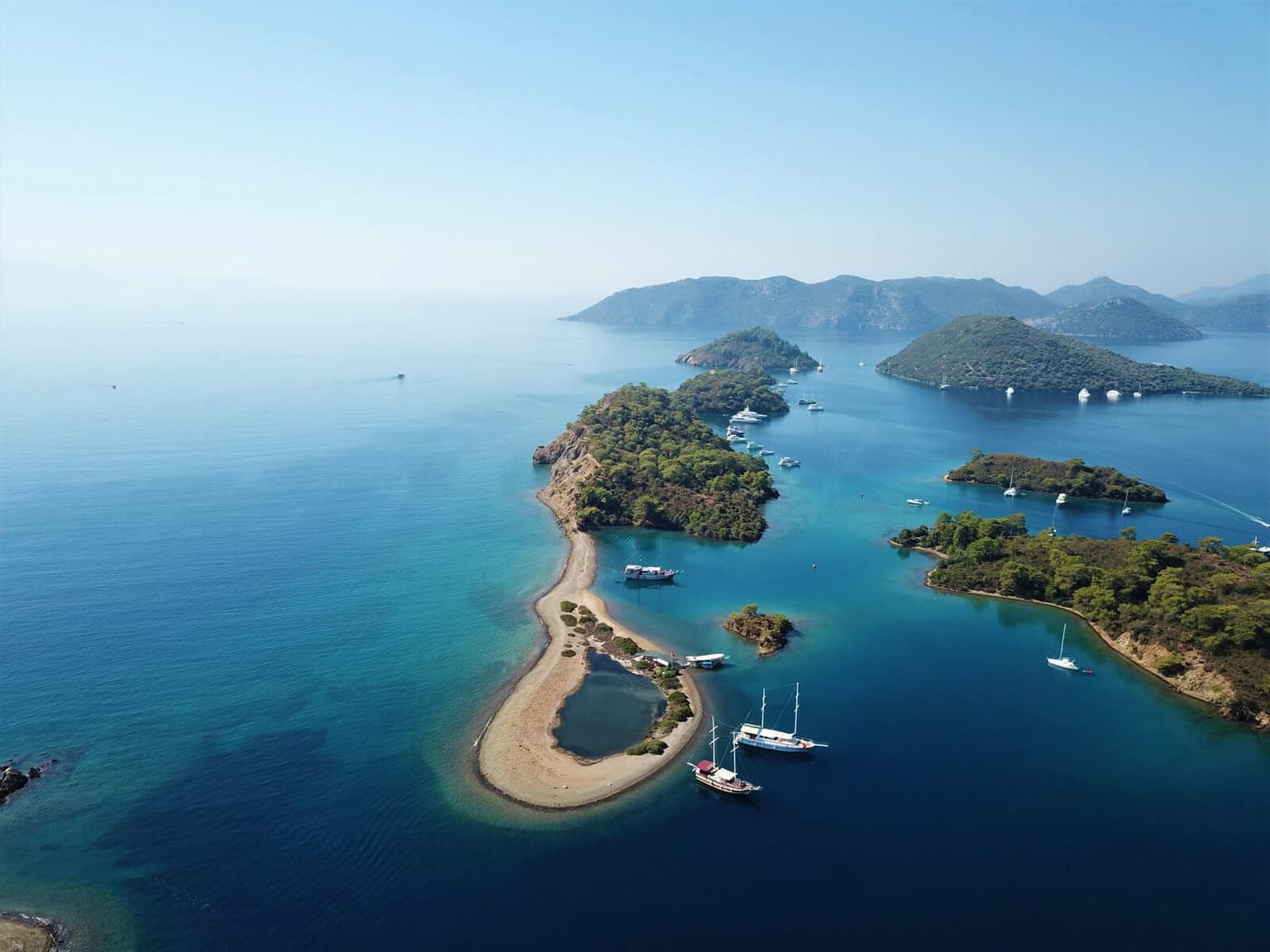 Ежедневная экскурсионная лодка, идущая по бирюзовым водам в районе 12 островов в Гёчеке.