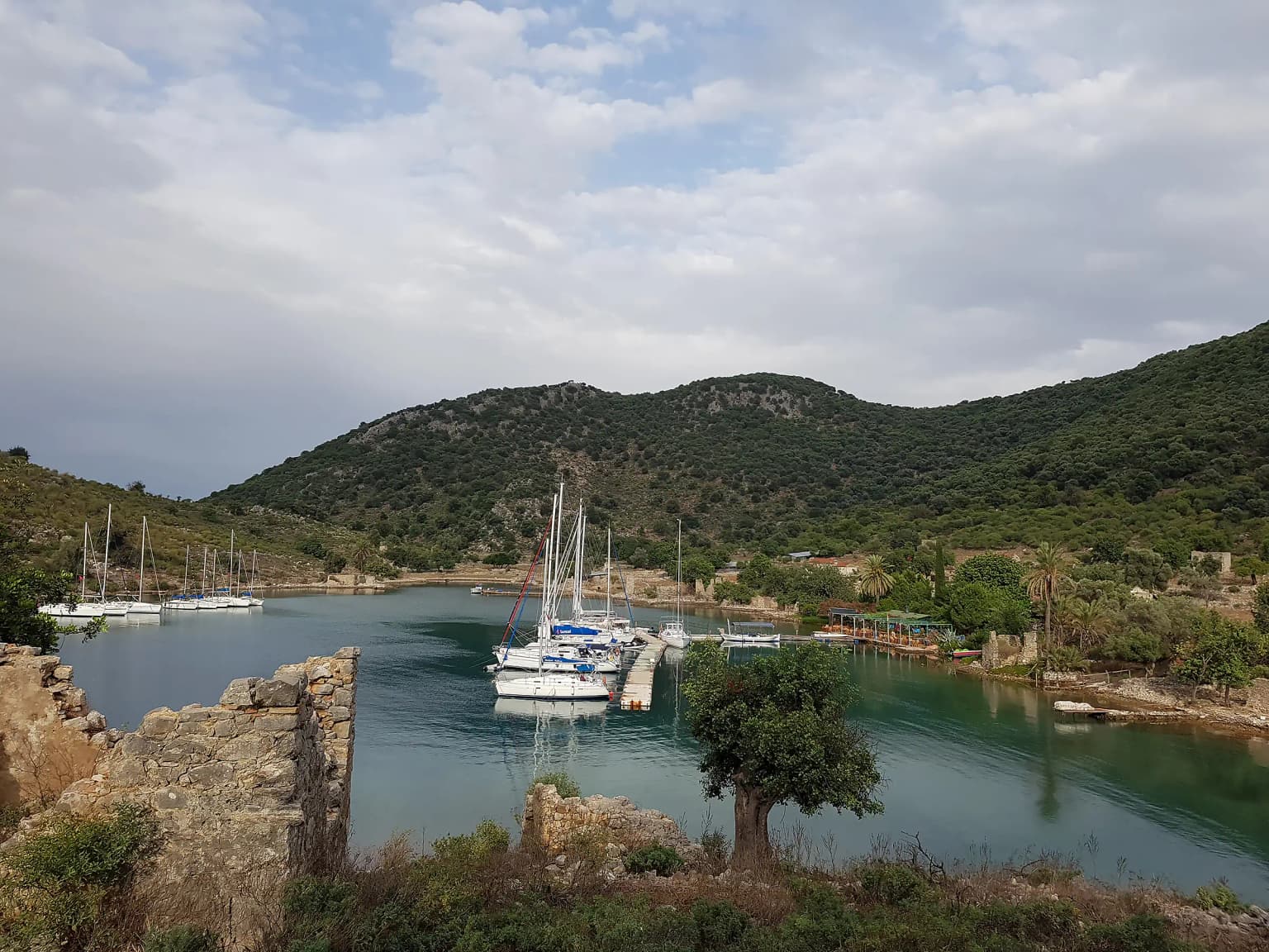 Göcek Tersane Adası'ndaki korunaklı Kış Limanı ve tarihi kalıntılar. Mavi yolculuk teknelerinin ve yatların fırtınalı havalarda sığındığı doğal liman.