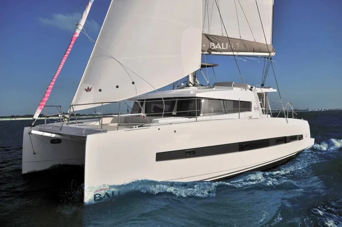 World-Favorite Sailing Yachts: Top Brands & Signature Models (Guide)
