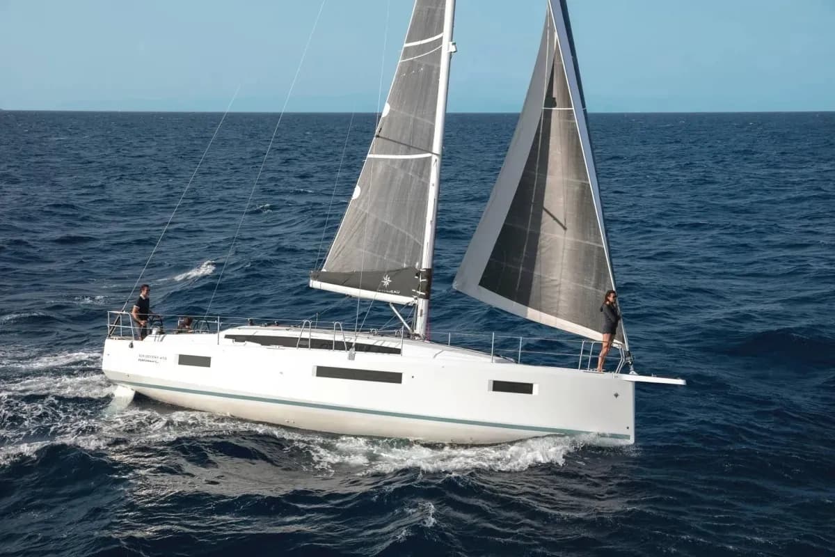 World-Favorite Sailing Yachts: Top Brands & Signature Models (Guide)