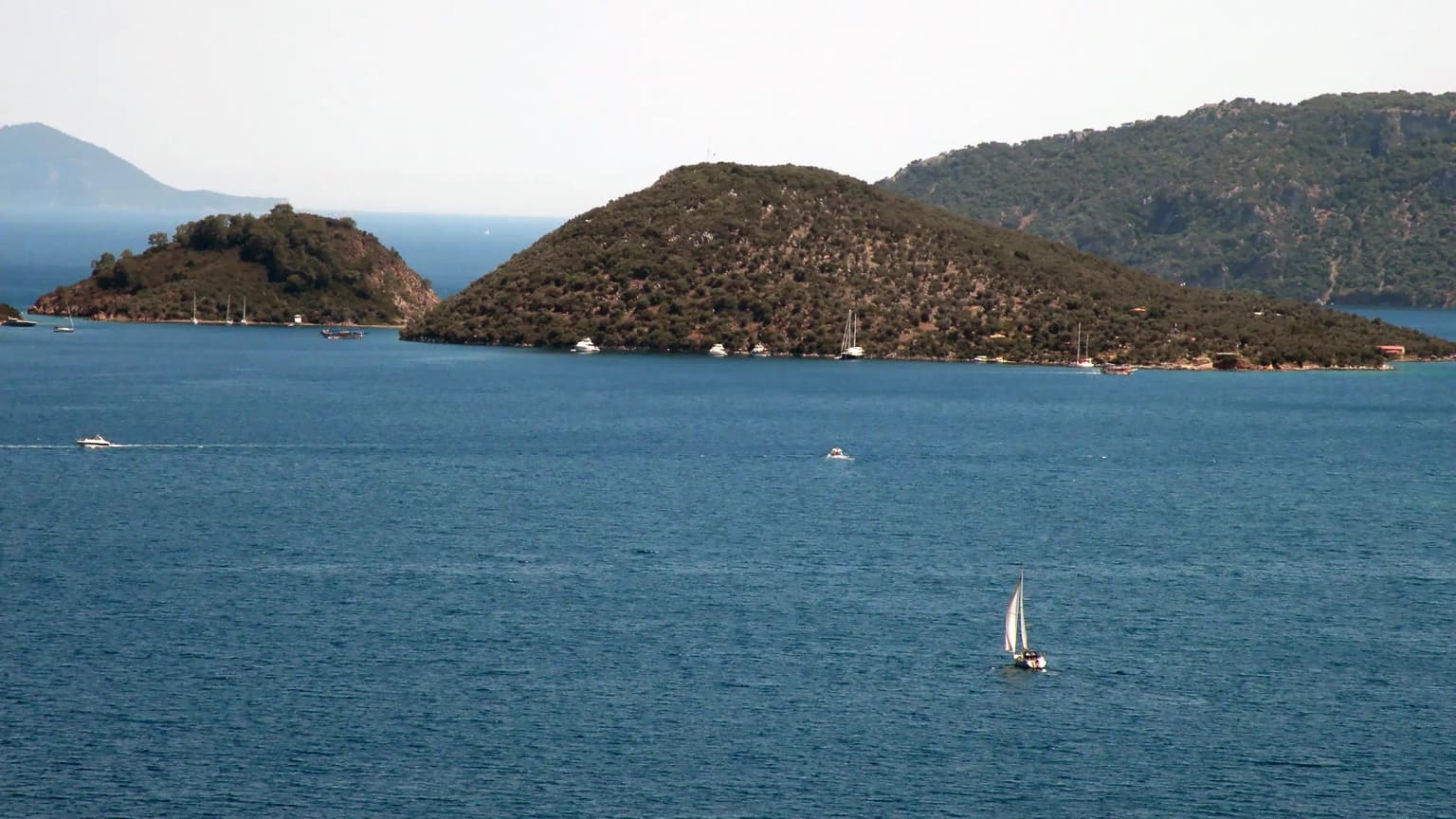 Die in Privatbesitz befindliche Insel Zeytinli und die direkt daneben liegende kleine Insel Şeytan in Göcek. Ikonische, mit Olivenbäumen bewachsene Inseln an den Routen der Blauen Reise.