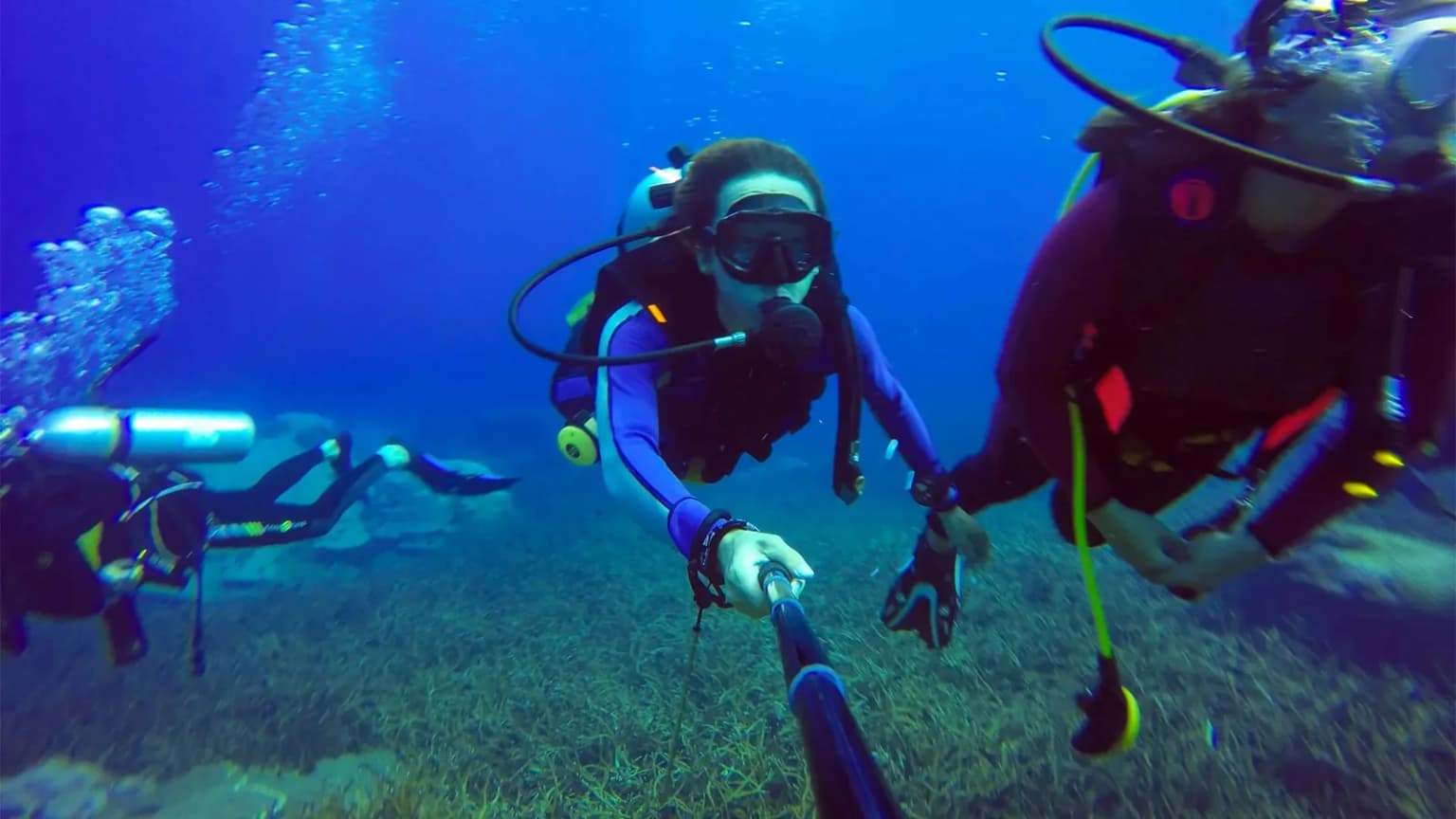 Göcek'in berrak sularında tüplü dalış yapan bir dalgıç ve su altı canlıları. Göcek'in zengin deniz yaşamını keşfetmek için popüler dalış noktaları.