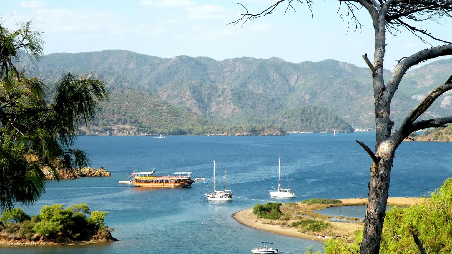 Göcek'teki Yassıca Adaları'nın genel görünümü; birbirine yakın küçük adacıklar ve aralarındaki sığ sular. Tekne turlarının en popüler yüzme ve mola duraklarından biri.
