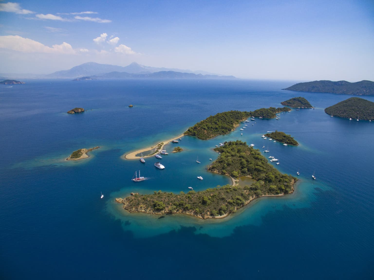 Göcek Yassıca Adaları'ndaki huzurlu koylar ve berrak sular.