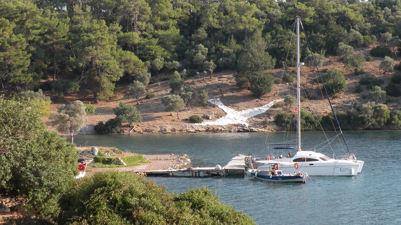 Göcek Yavansu (Martı) Koyu ve adını aldığı kayaya çizili martı figürü. Tekne turlarının ve yatların mola verdiği, sakin ve doğal bir durak.