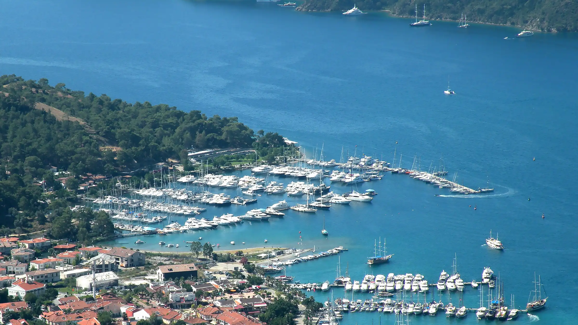 Göcek marinalarında demirlemiş lüks yatlar ve yelkenli tekneler. Türkiye'nin mavi yolculuk ve yat turizmi merkezlerinden biri olan Göcek'in sahil şeridi.