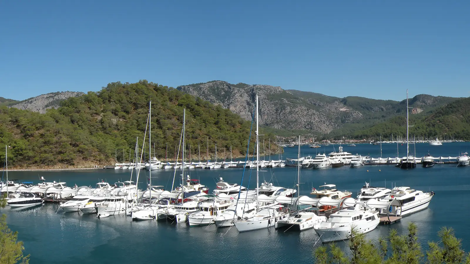 Göcek'teki Marintürk Exclusive Marina'da demirlemiş büyük motor yatlar ve süperyatlar. Özel ve lüks hizmetleriyle öne çıkan yat limanı.