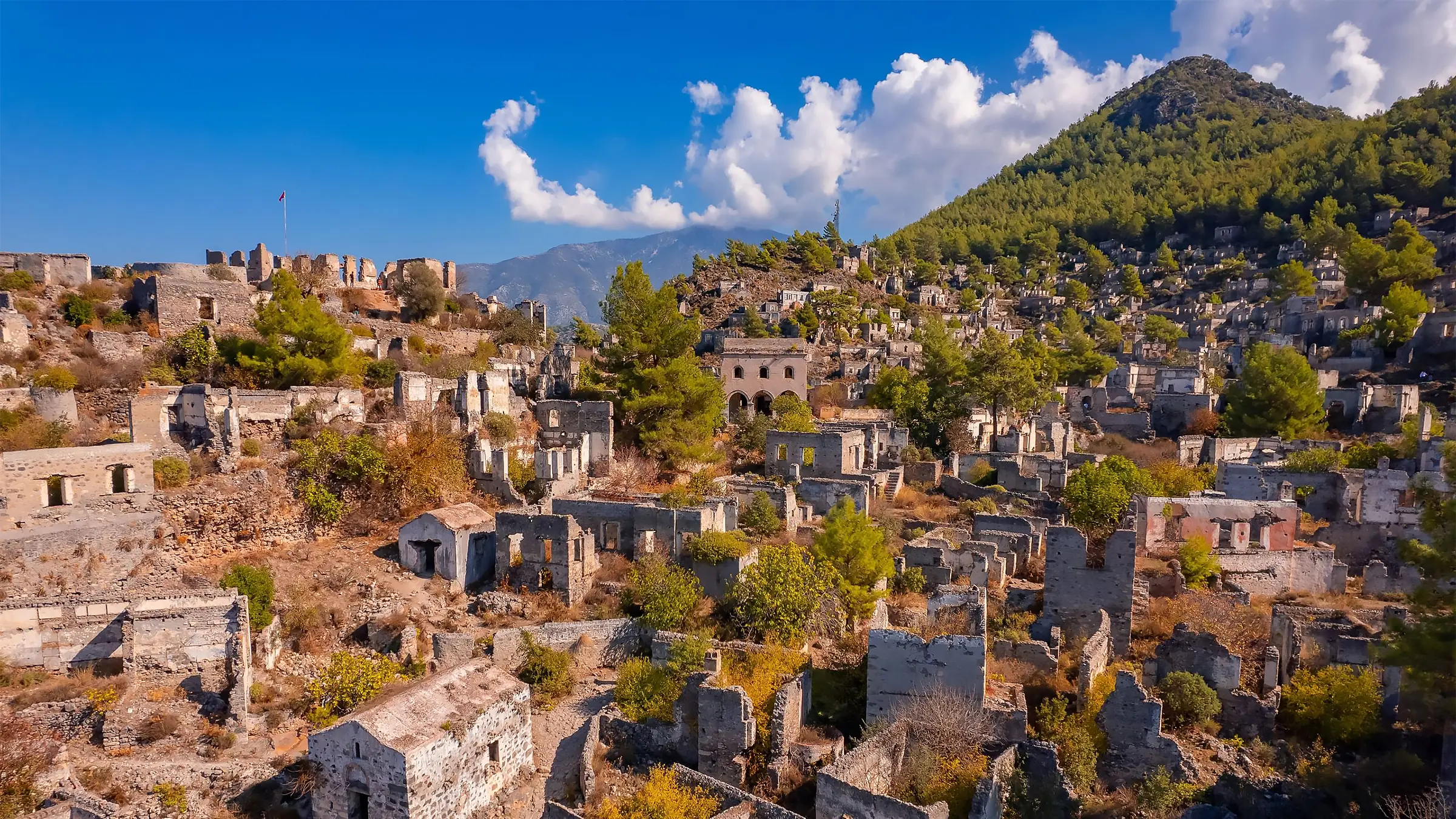 Fethiye yakınlarındaki tarihi Kayaköy'ün terk edilmiş taş evleri ve kiliseleri. Mübadele'nin tanığı, müze köy olarak ziyaret edilen hüzünlü ve otantik bir Rum köyü.