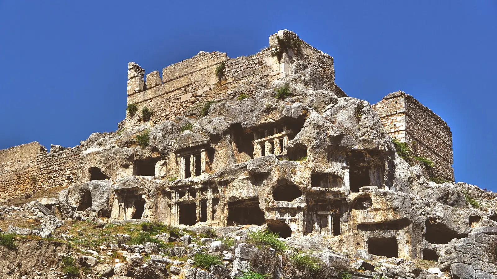 Fethiye'deki Tlos Antik Kenti'nin akropolü ve Likya dönemine ait kaya mezarları. Kanatlı at Pegasus'un tasvir edildiği Bellerophon mezarı ile ünlü tarihi kent.