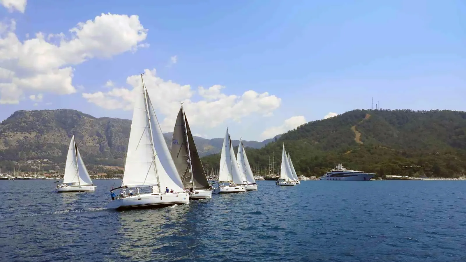 Göcek Yat Kulübü'nün yelkenli yarışlarından bir an. Türkiye'nin yelken cenneti Göcek'te yelken sporunu ve yarışlarını organize eden kulüp.