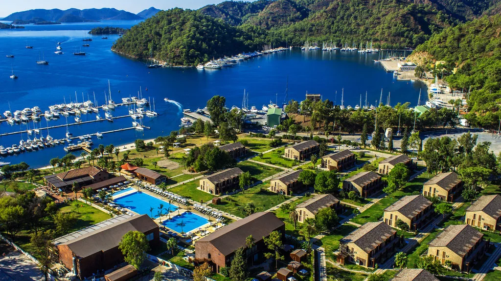 Göcek'te, çam ormanları içinde özel bir koyda yer alan Rixos Premium Göcek. Yetişkinlere özel (+13) ve her şey dahil konseptiyle lüks bir tatil deneyimi.