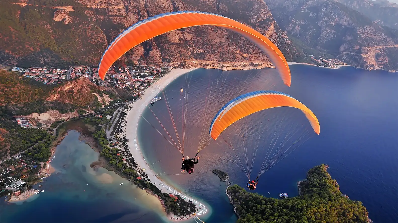 Ölüdeniz semalarında süzülen yamaç paraşütleri, Babadağ'dan atlayan modern İkaruslar. Eşsiz Mavi Lagün manzarası eşliğinde adrenalin dolu bir deneyim.