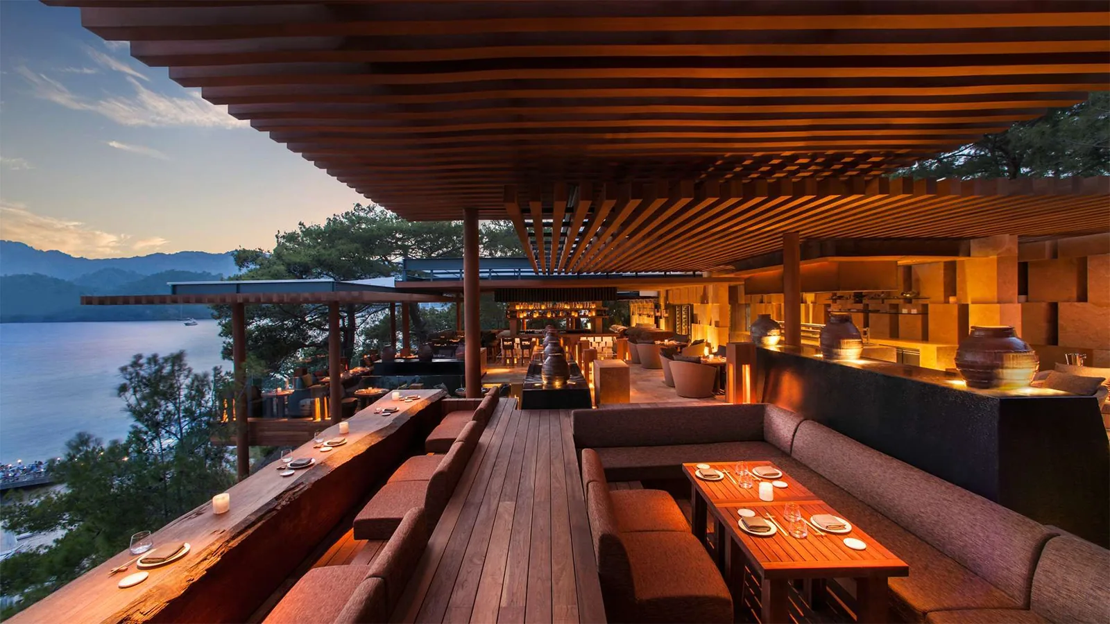 D-Resort Göcek'teki Q Lounge'un lüks ve sofistike iç tasarımı. Eşsiz Göcek manzarası eşliğinde gurme Japon lezzetleri ve özel kokteyller sunan seçkin mekan.