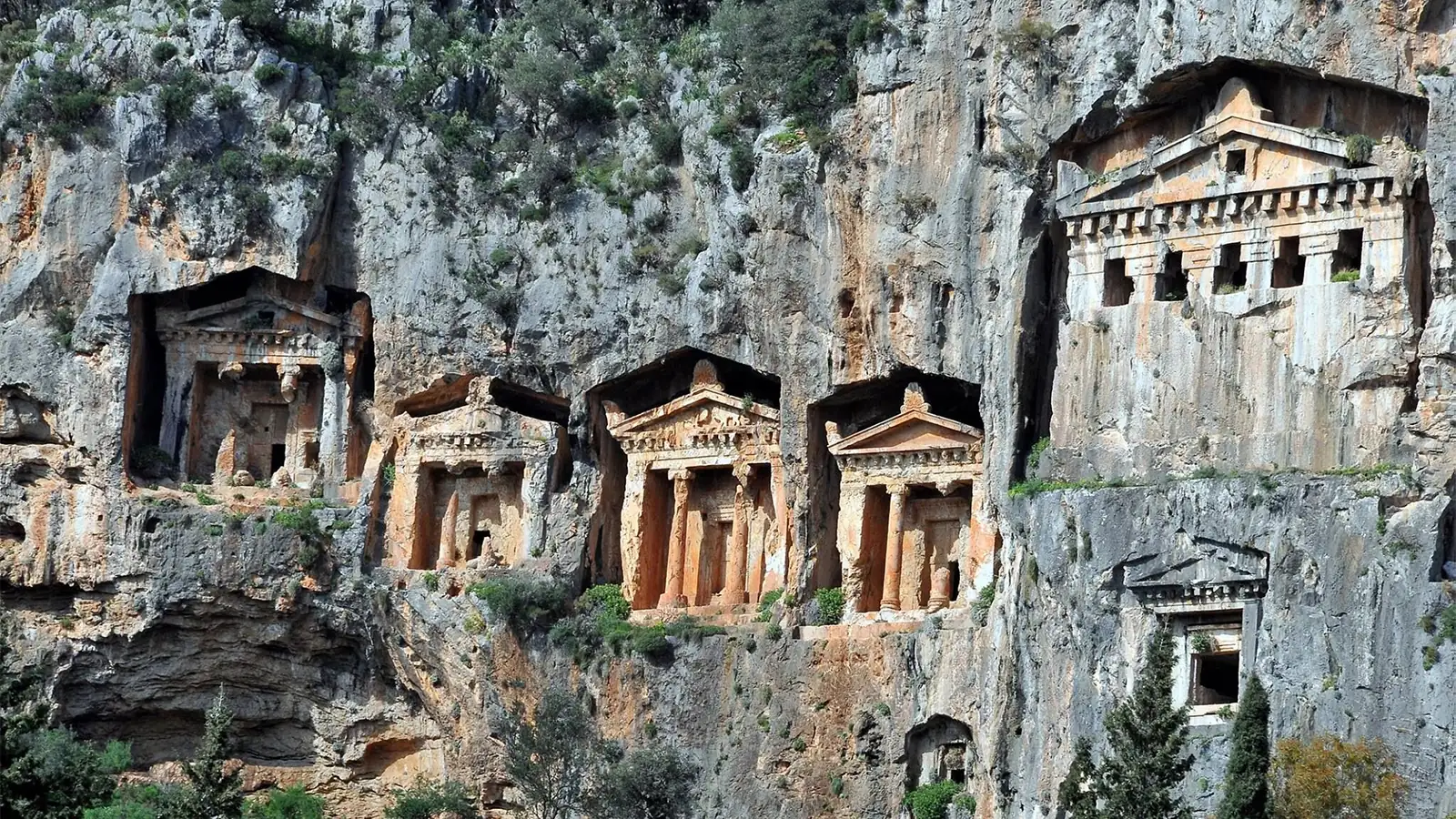 Fethiye'de, Göcek'e yakın konumdaki Telmessos antik kentine ait Likya kaya mezarları. Kral Amintas'ın anıt mezarı gibi etkileyशिवleyici tarihi yapılar.
