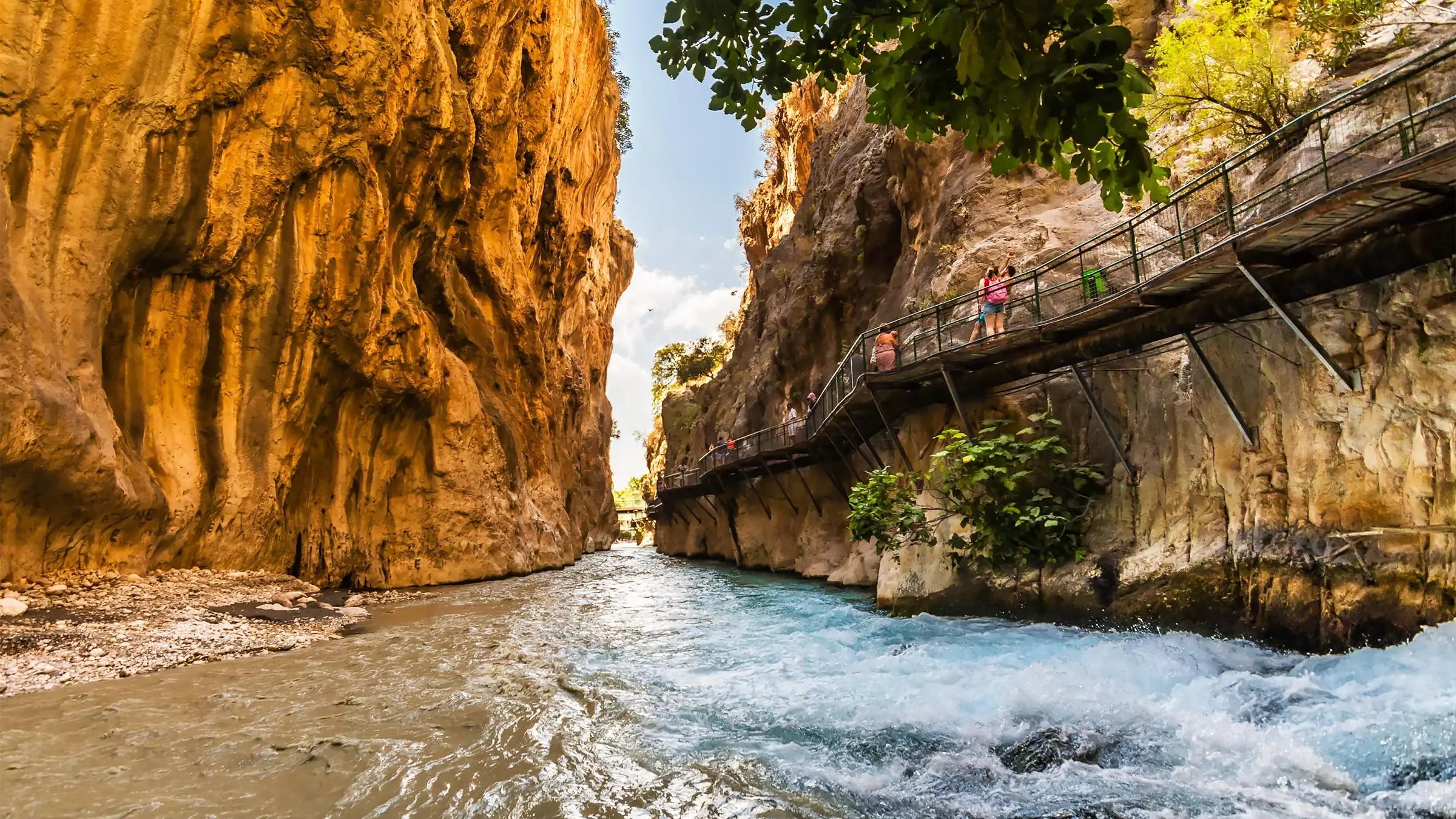 Fethiye yakınlarındaki Saklıkent Kanyonu'nda buz gibi suların içinde yürüyen insanlar. Yaz sıcağında serinlemek için popüler bir doğal kaçış noktası.