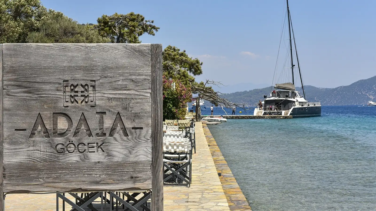 Göcek'in özel koylarından birinde, zeytin ağaçları altında konumlanan Adaia Restaurant. Denizden ulaşılabilen, Akdeniz mutfağı ve sakin bir atmosfer sunan butik mekan.