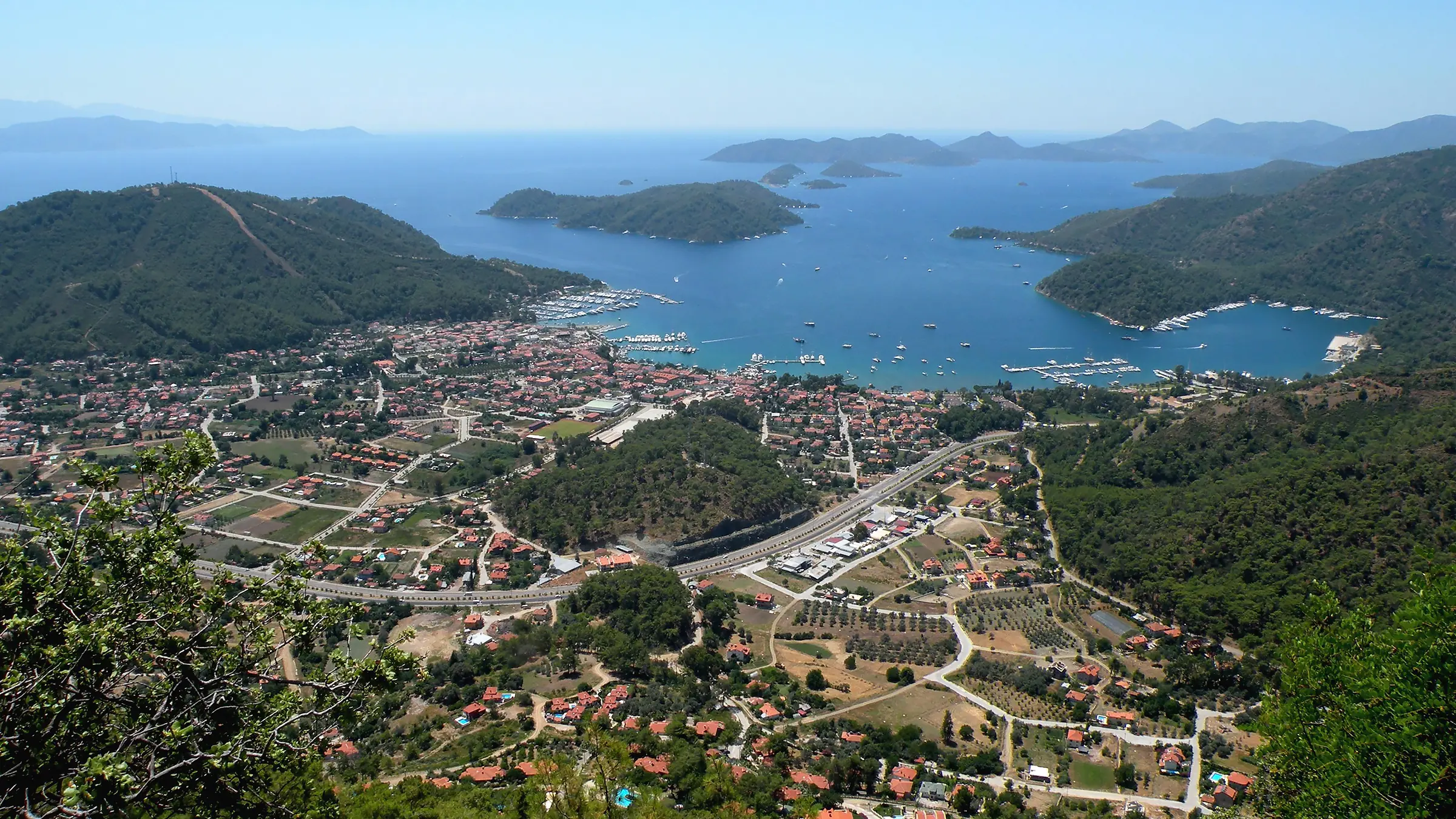 Muğla Fethiye'deki Göcek'in genel görünümü; marinaları, yemyeşil doğası ve masmavi koyları. Türkiye'nin dünyaca ünlü bir yatçılık ve tatil cenneti.