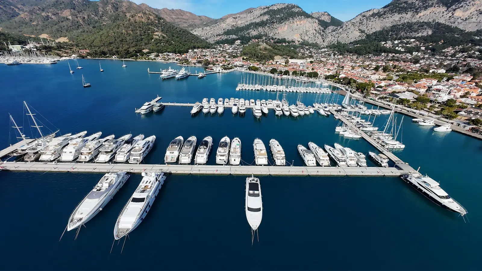 Göcek merkezindeki Muçev Marina'da (Belediye Marinası) bağlı tekneler ve guletler. Günübirlik tur teknelerinin kalkış noktası ve yerel teknelerin uğrak yeri.