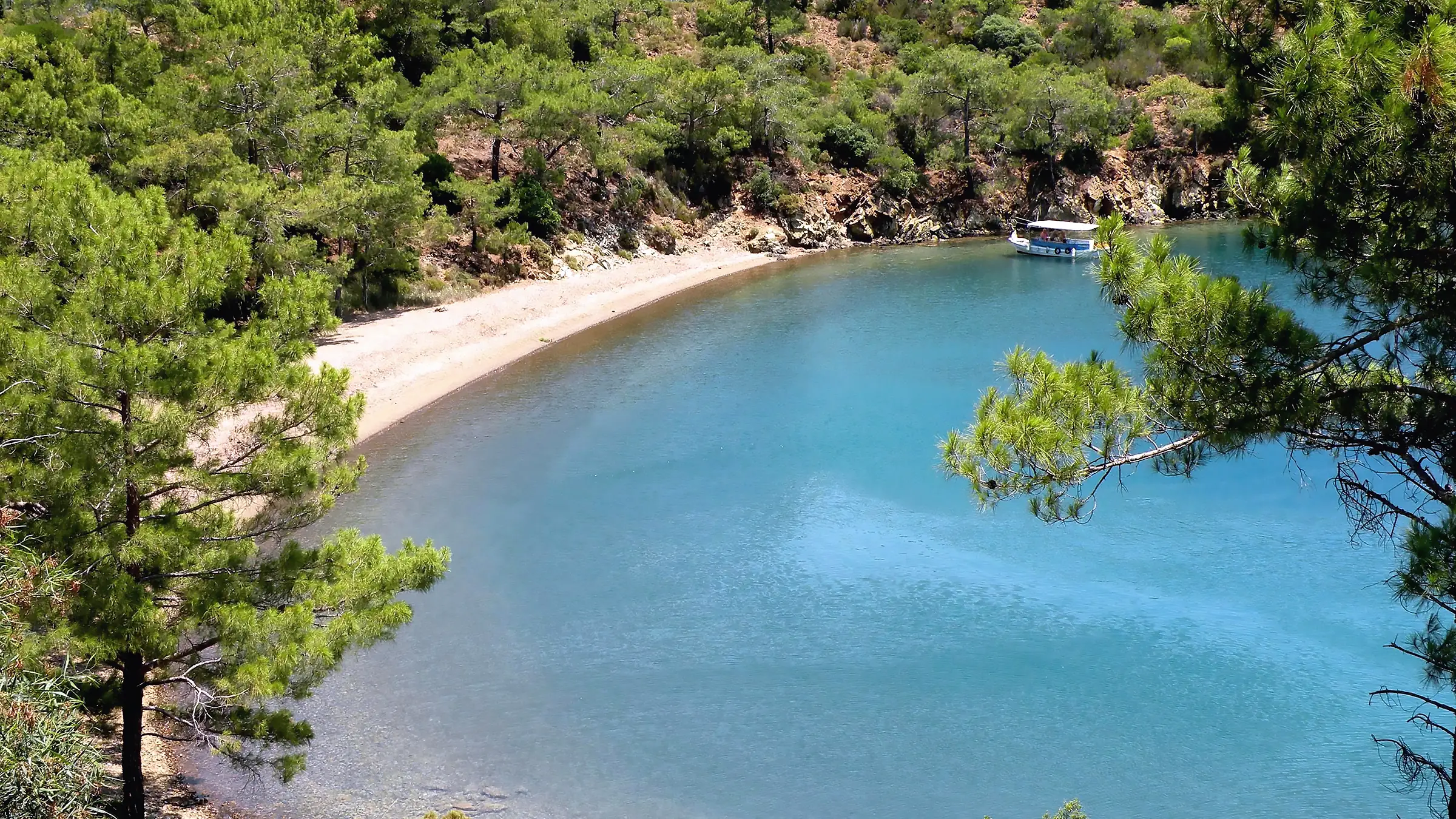 Göcek'teki İnceburun Koyu'nun kendine özgü ince burun coğrafyası ve berrak denizi. Yatların ve teknelerin sıkça mola verdiği sakin bir demirleme noktası.