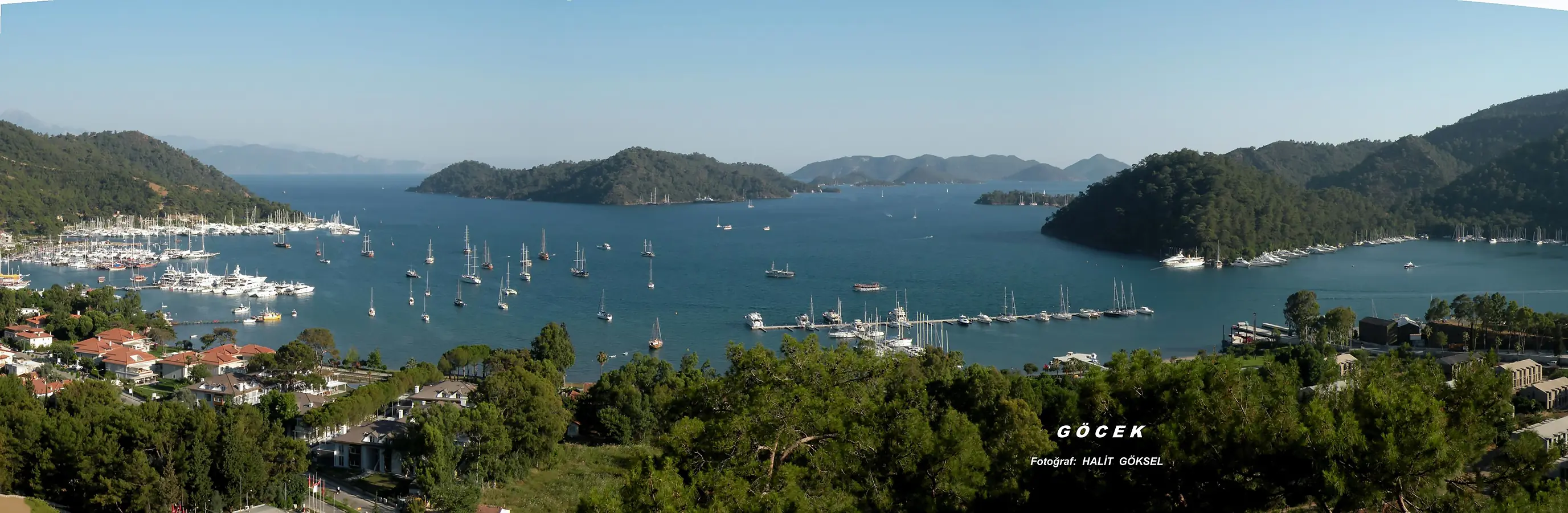Göcek'in panoramik manzarası; marinaları, adaları ve yemyeşil çam ormanlarıyla çevrili turkuaz koyları. Fethiye'nin dünyaca ünlü yatçılık merkezi.
