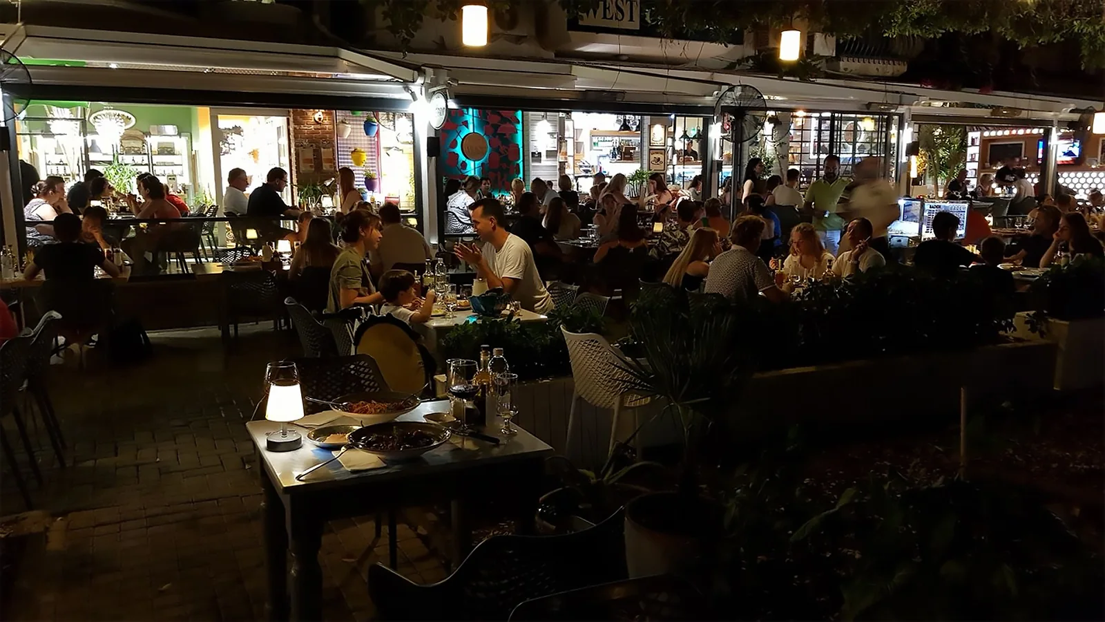Göcek'in popüler buluşma noktalarından West Cafe'nin samimi atmosferi. Kahvaltı, kahve ve lezzetli yemekleriyle bilinen, marinaya yakın, hareketli bir mekan.