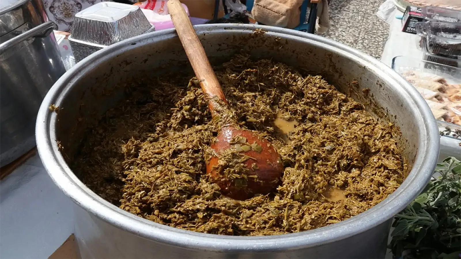 Göcek Ot Festivali'nde tencerede pişen yöresel ot yemeği. Ege'nin geleneksel lezzetleri ve yerel kültürünü yansıtan bir kare.