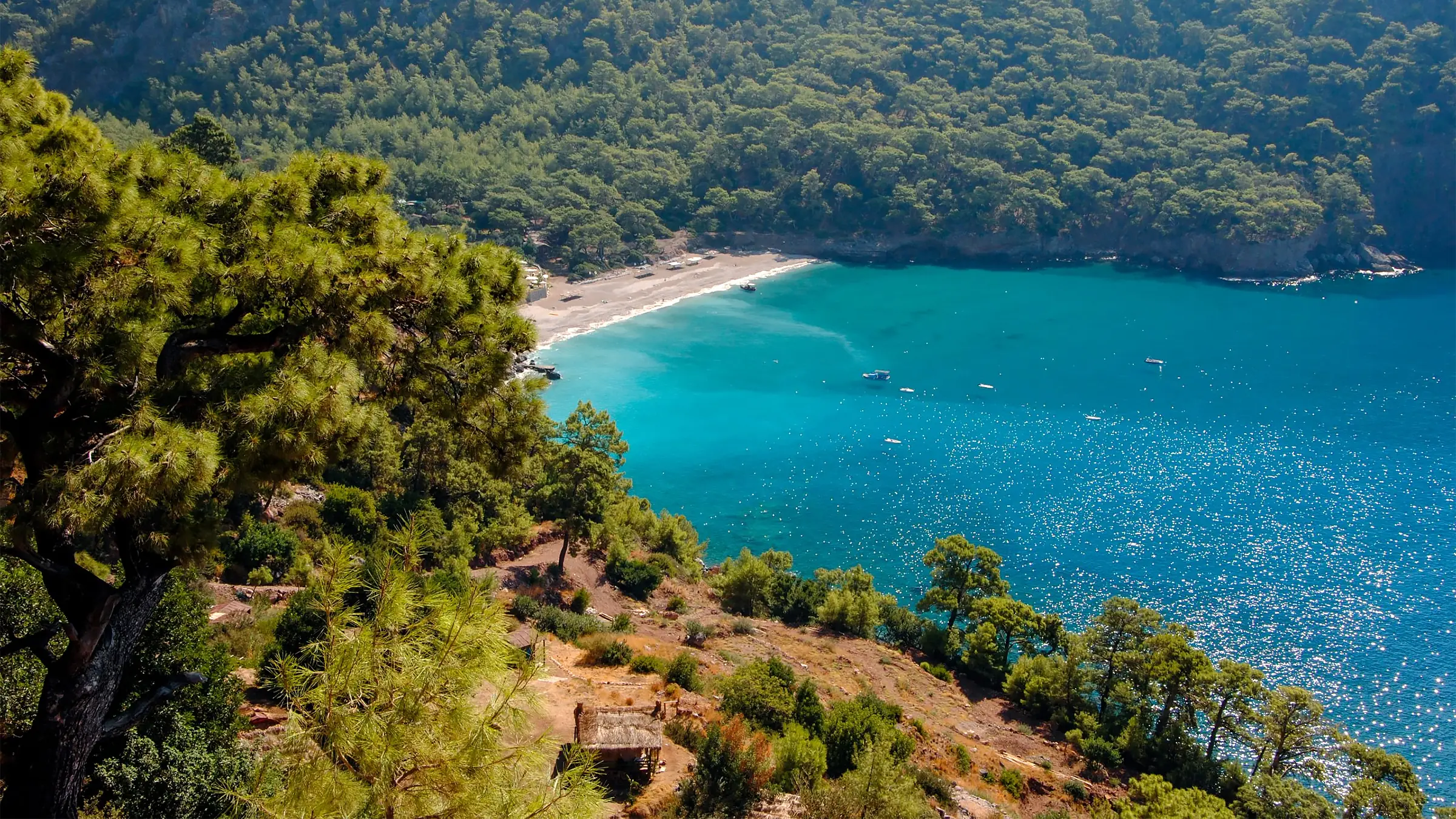Fethiye'deki Kabak Koyu'nun tepeden görünümü. Doğal yaşamı, yoga kampları ve bohem atmosferi ile bilinen, Likya Yolu üzerinde popüler bir durak.