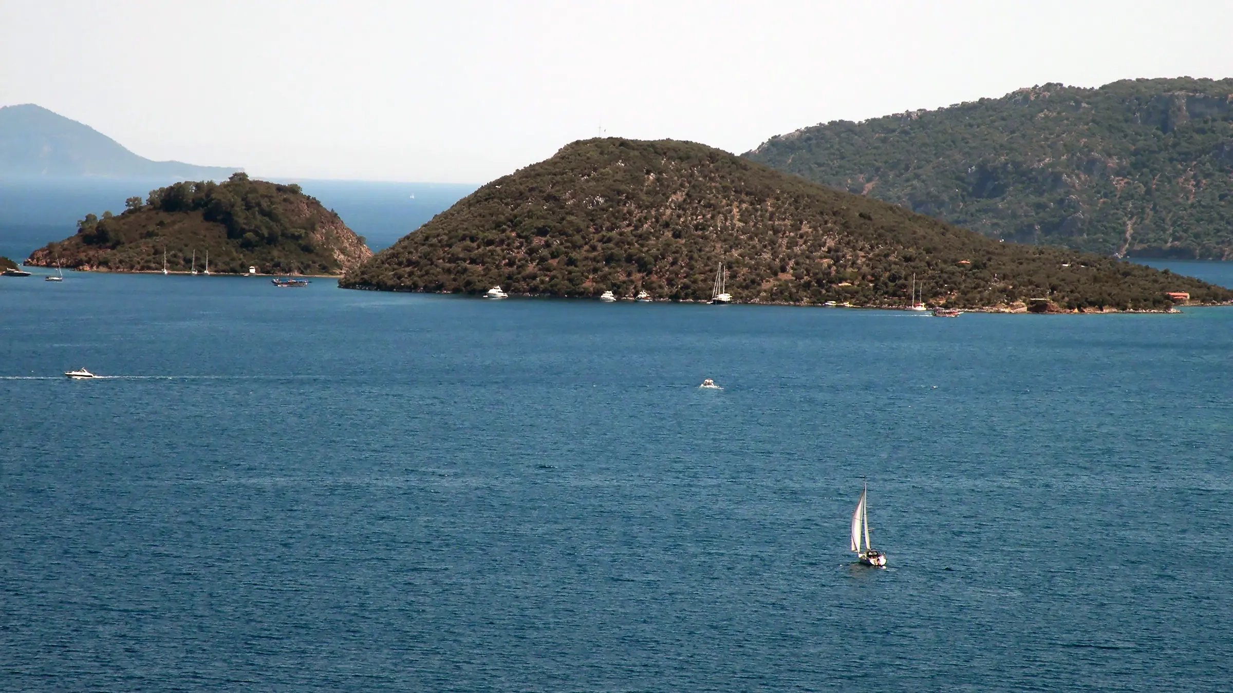 Göcek'in özel mülk olan Zeytinli Adası ve hemen yanındaki küçük Şeytan Adası. Mavi tur rotaları üzerinde yer alan, zeytin ağaçlarıyla kaplı ikonik adalar.
