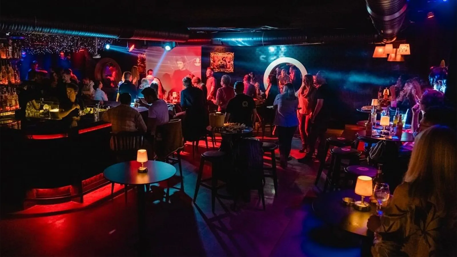 Göcek'te bir barın veya mekanın akşam saatlerindeki canlı atmosferi. Canlı müzik, kokteyller ve keyifli sohbetler eşliğinde Göcek'in sakin ve şık gece hayatı.
