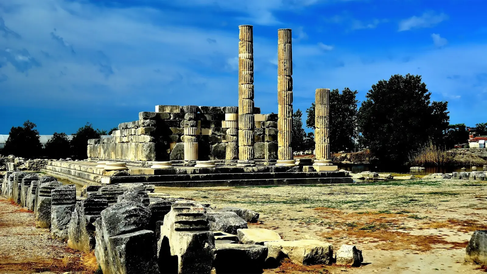 Ksantos ve Letoon antik kentlerinin UNESCO Dünya Mirası alanı. Likya'nın başkenti Ksantos'un anıt mezarları ve kutsal merkezi Letoon'un tapınakları.