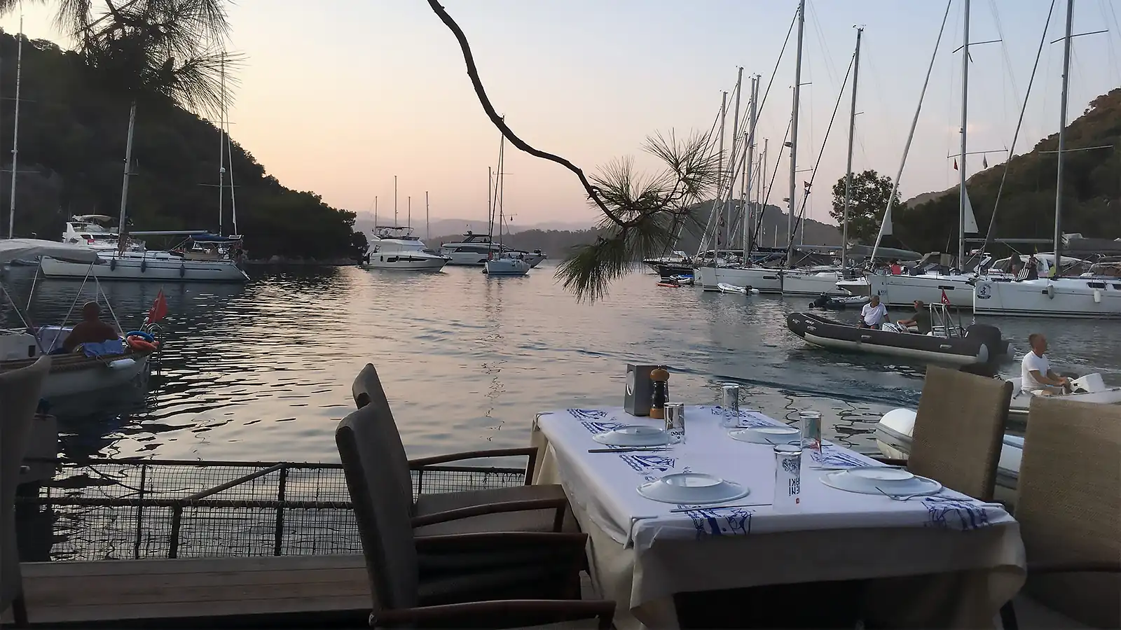 Göcek'in korunaklı Göbün Koyu'nda yer alan salaş ve otantik balık restoranı. Tekneyle yanaşılabilen iskelesiyle, denizcilerin klasik mola ve lezzet durağı.