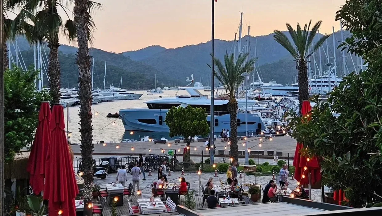 Göcek'teki Lotis Kitchen'ın şık ve modern dekorasyonu. Dünya mutfağından lezzetler ve sağlıklı seçenekler sunan, popüler ve ferah bir restoran.