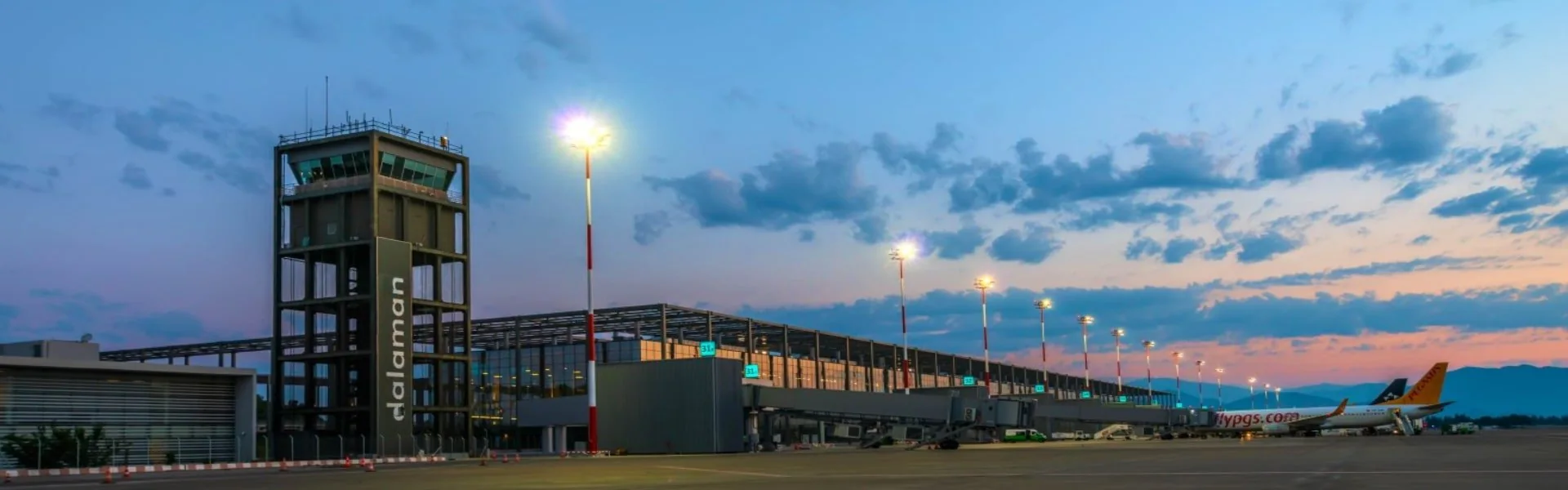 Dalaman Havalimanı'nın (DLM) modern dış terminal binası. Fethiye, Göcek ve Marmaris gibi turizm merkezlerine açılan uluslararası kapı.