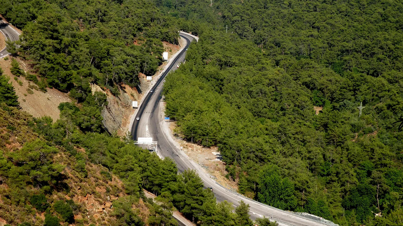 Fethiye ve Göcek'e ulaşımı sağlayan, virajlı Göcek Geçidi kara yolu ve tünel girişi. Sürücülere eşsiz manzaralar sunan, D400 üzerindeki önemli bir geçit.