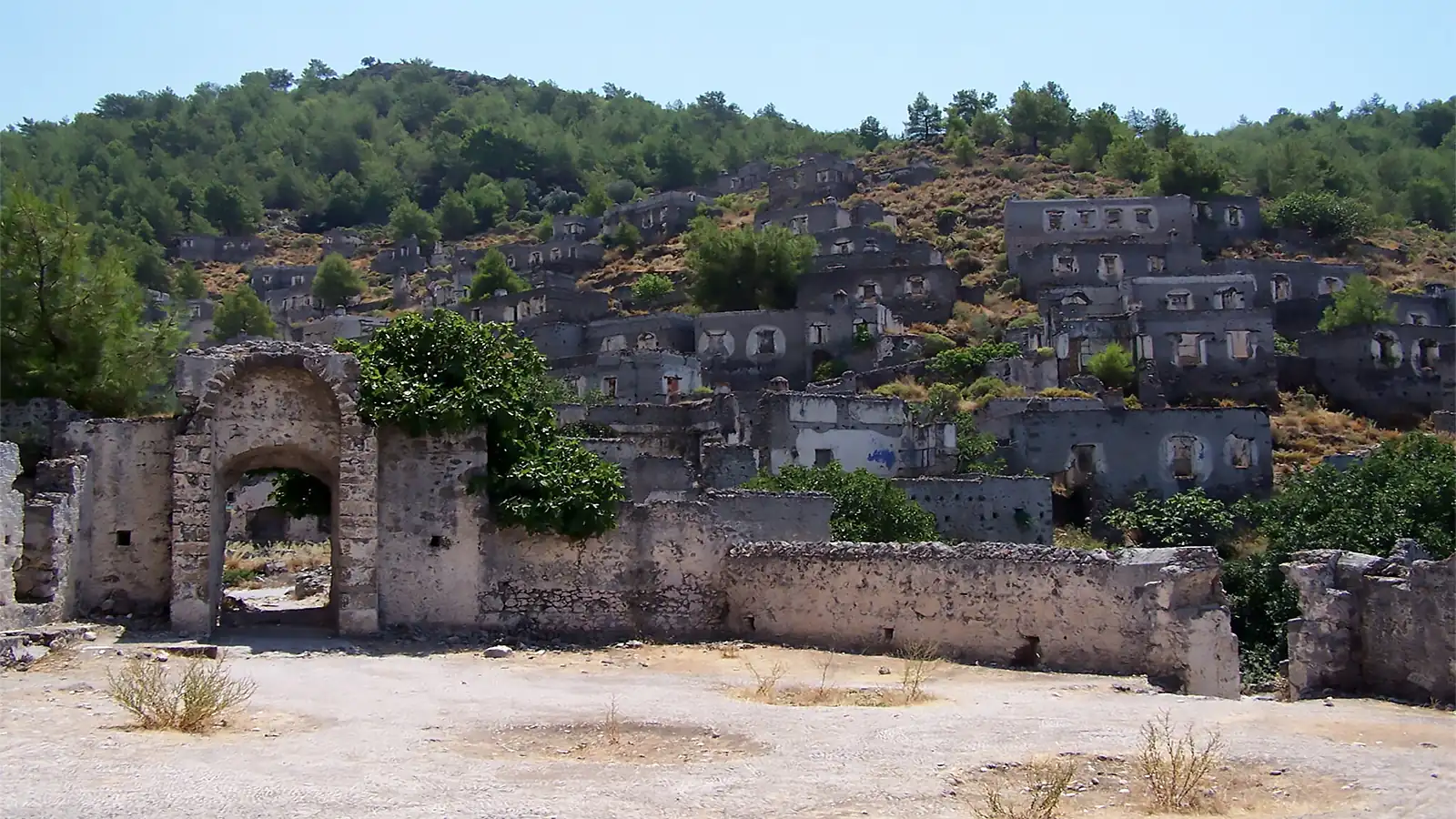 Tarihi Kayaköy'ün terk edilmiş taş evleri arasından geçen yürüyüş parkuru. Tarih ve doğa ile iç içe, Fethiye'nin en özel trekking rotalarından biri.