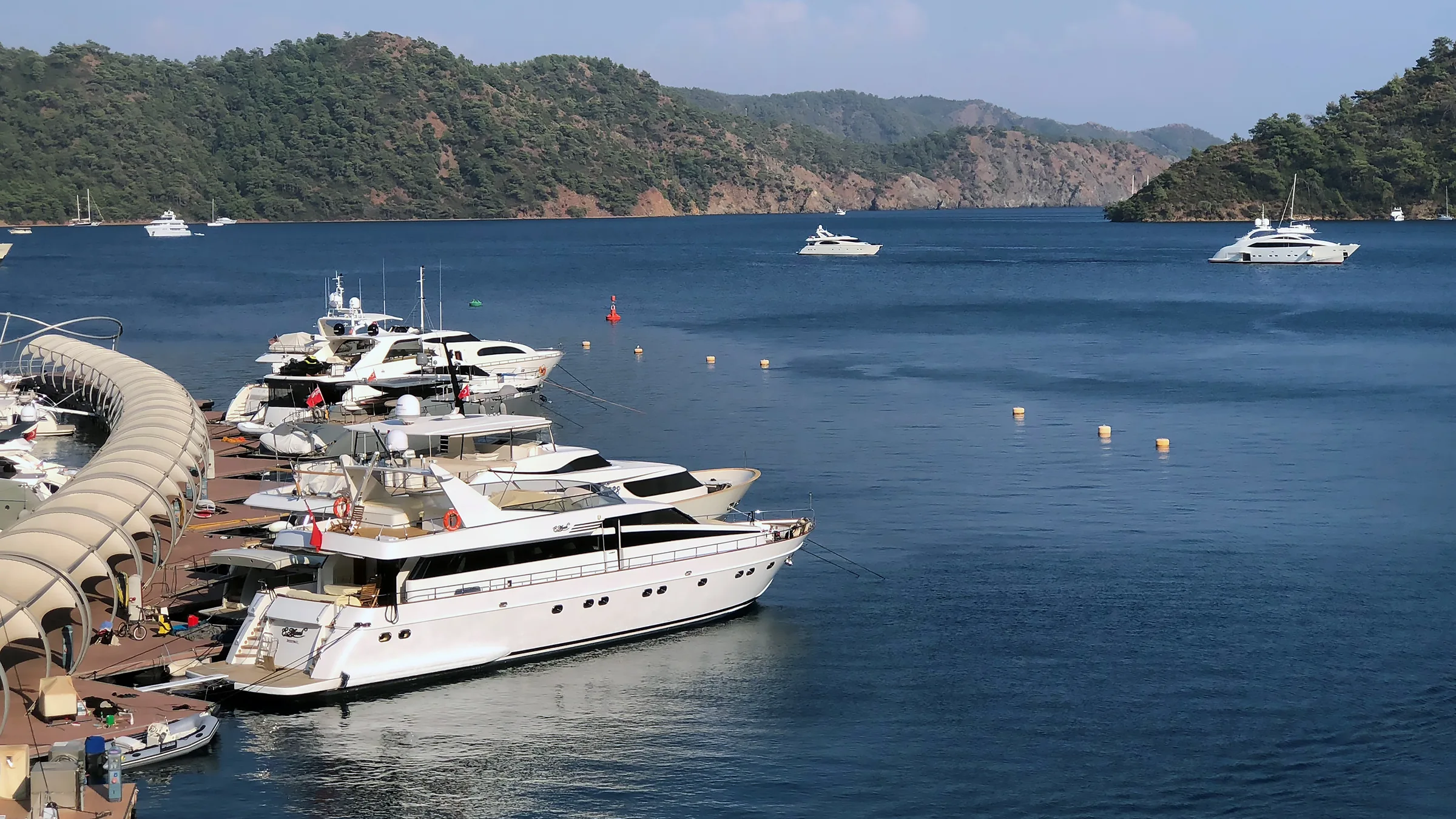Göcek'teki Büngüş Koyu'nda yer alan marinalar ve çekek alanları. Göcek'in önemli yatçılık tesislerine ev sahipliği yapan korunaklı bir koy.