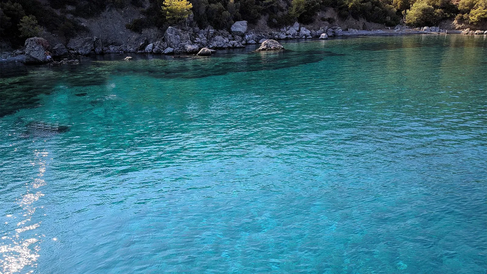 Göcek Akvaryum Koyu'nda, adeta bir akvaryumda yüzüyormuş hissi veren su altı zenginliği. Şnorkel ve dalış tutkunlarının vazgeçilmez adresi.