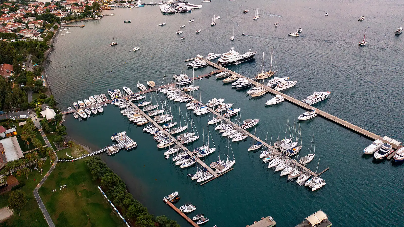 Göcek'teki Marintürk Village Port'un çarşısı ve rıhtımında bağlı tekneler. Yatçılar için sosyal yaşam ve alışveriş imkanları sunan marina.