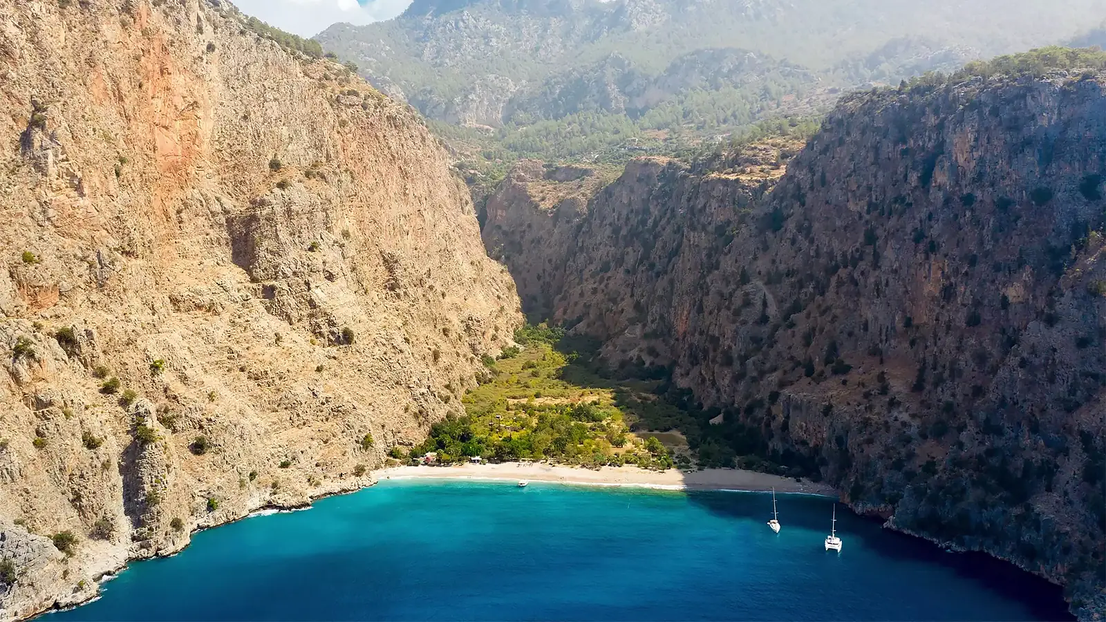 Fethiye Ölüdeniz'deki Kelebekler Vadisi'nin yüksek kayalıklar arasındaki görünümü. Kaplan kelebeği kolonisine ev sahipliği yapan, yalnızca tekneyle ulaşılabilen doğal sit alanı.