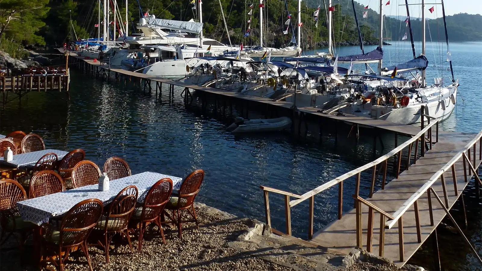 Göcek Sarsala Koyu'nda yer alan Sarsala Restaurant'ın plajı ve ahşap iskelesi. Hem tekneyle hem karayoluyla ulaşılabilen, deniz kenarında keyifli bir yemek mekanı.