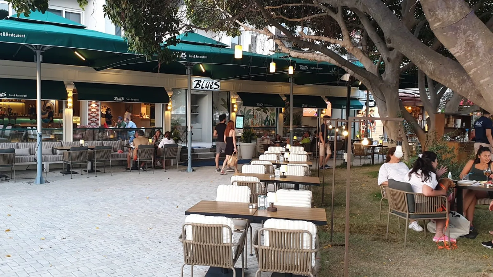 Göcek'teki Blues Restaurant & Cafe'nin canlı müzik sahnesi ve keyifli ortamı. Geniş menüsü ve rahat atmosferiyle bilinen, marinaya yakın popüler bir mekan.