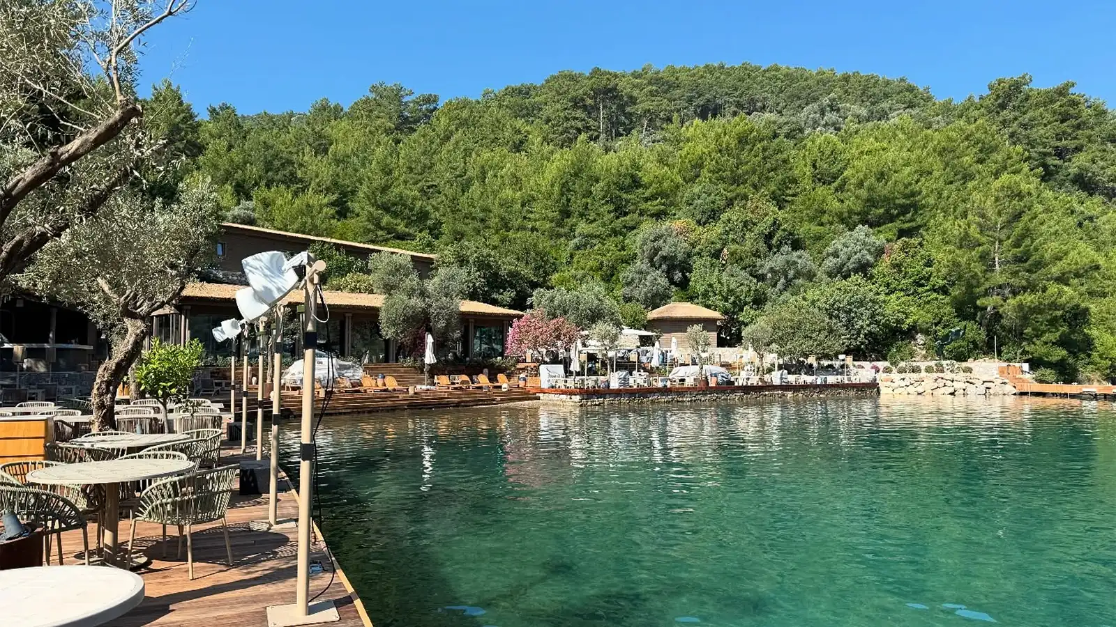Göcek Bedri Rahmi Koyu'ndaki Miori by the Sea restoranının denizle bütünleşen şık tasarımı. Ege'nin ruhunu yansıtan, gurme lezzetler sunan yeni nesil bir gastro destinasyon.