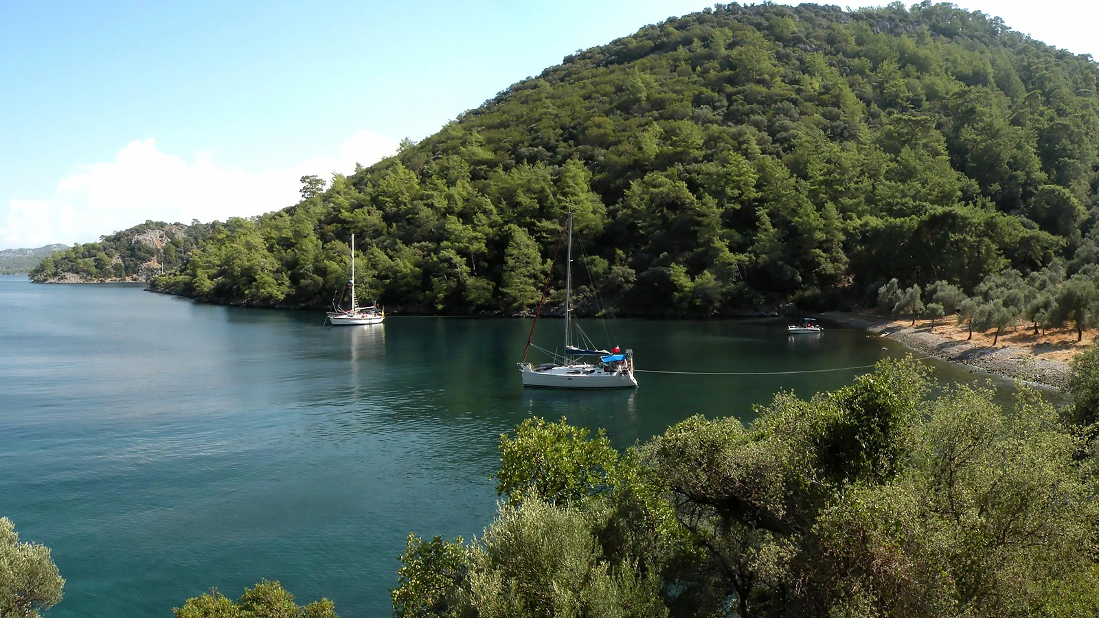 Göcek'teki Sıralıbük Koyu'nun birbirini takip eden sakin ve korunaklı küçük koyları. Mavi yolculuk teknelerinin huzurlu demirleme ve mola alanı.