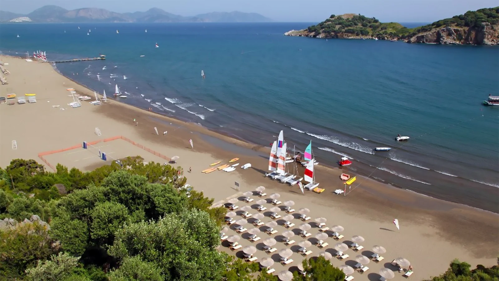 Muğla Ortaca'daki Sarıgerme Plajı'nın altın rengi kumsalı ve sığ denizi. Mavi Bayraklı, çocuklu aileler için ideal, geniş ve halka açık plaj.