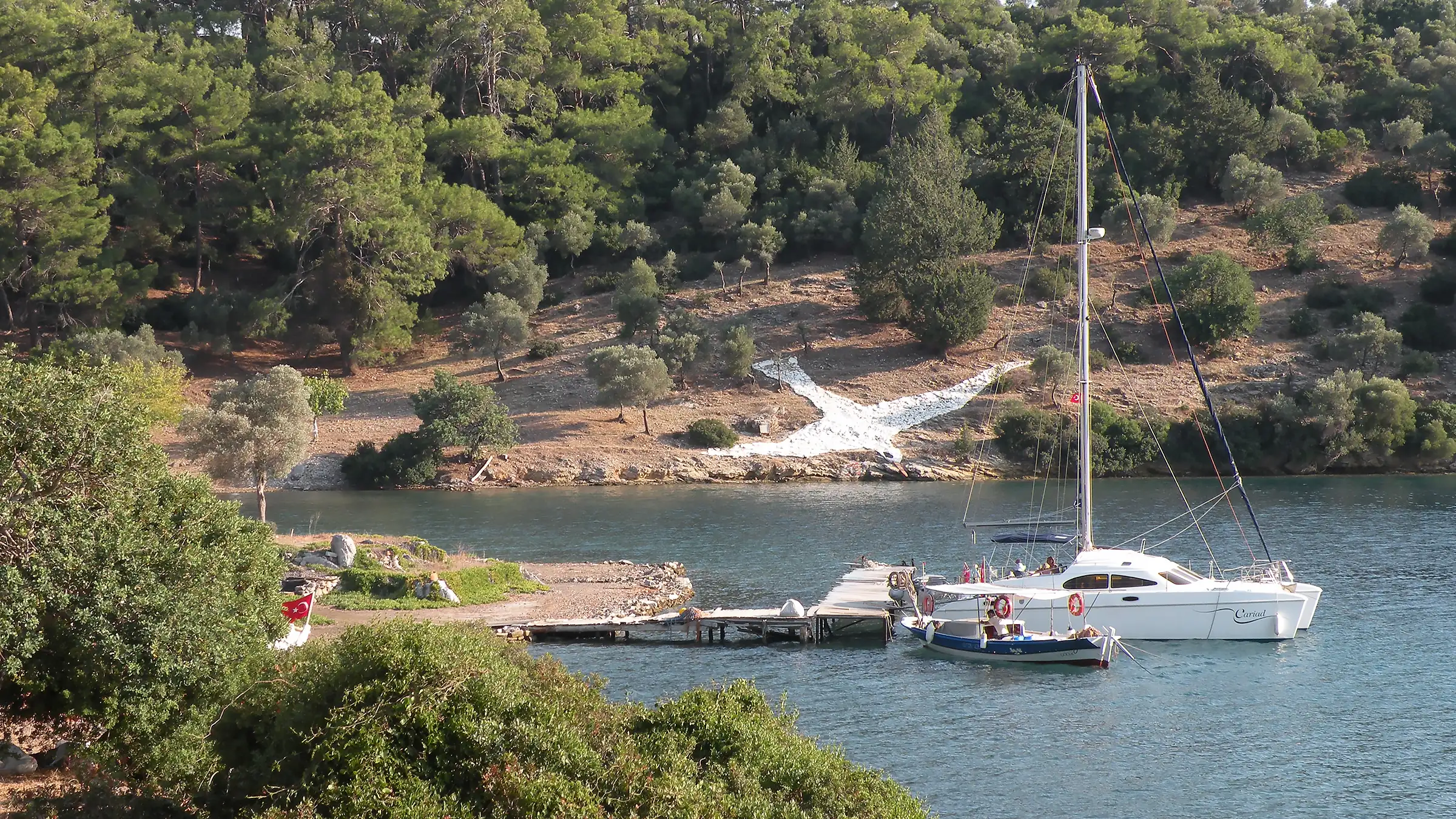 Göcek Yavansu (Martı) Koyu ve adını aldığı kayaya çizili martı figürü. Tekne turlarının ve yatların mola verdiği, sakin ve doğal bir durak.