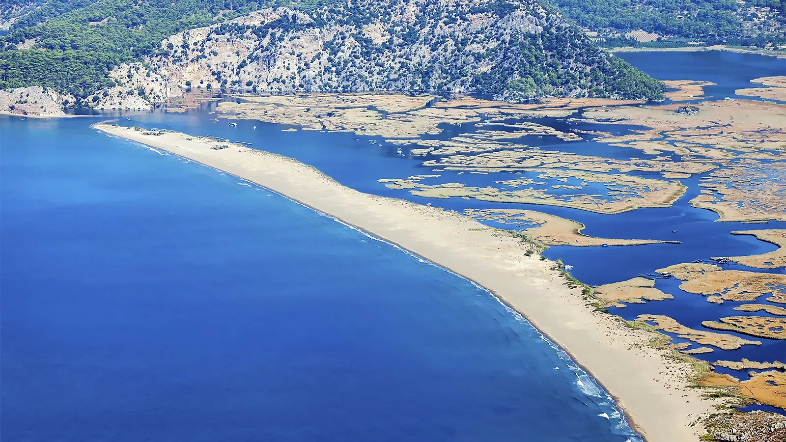 Dalyan'daki İztuzu Plajı'nın uzun kumsalı. Caretta caretta deniz kaplumbağalarının koruma altındaki yuvalama alanı olarak bilinen dünyaca ünlü plaj.
