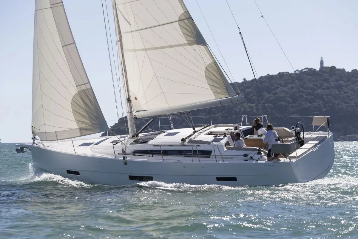 Dufour 430 / Outside View